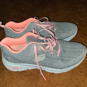 Womans skechers sneakers